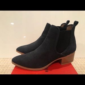 Donald J Pliner navy booties